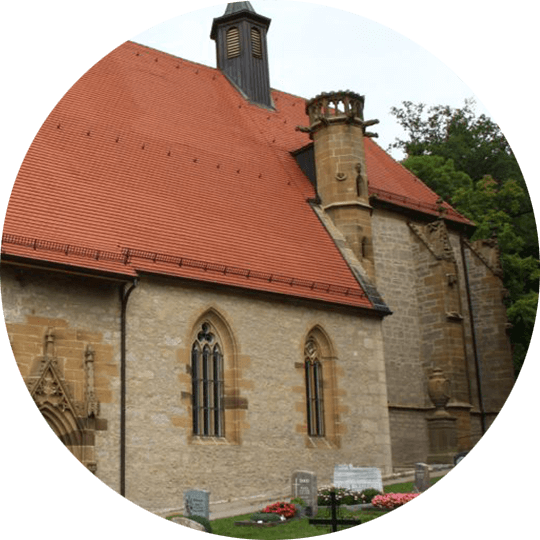 Außenansicht der weltberühmten Hergottskirche Creglingen aus dem Hergottsal