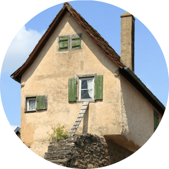 Blick auf den spätmittelalterlichen Lindleinturm in Creglingen mit "Wohnhäuselein" auf dem Steinsockel