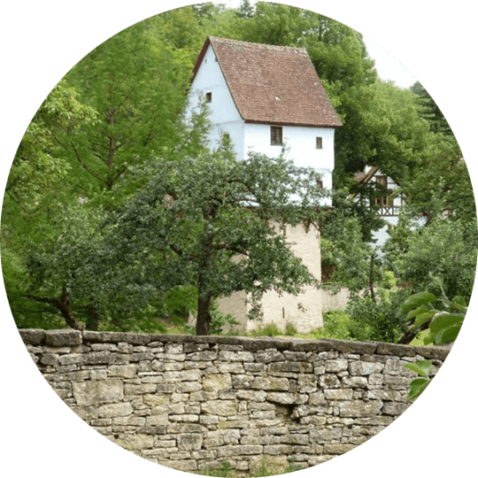 Blick auf das mittelalterliche Topplerschlösschen im Taubertal