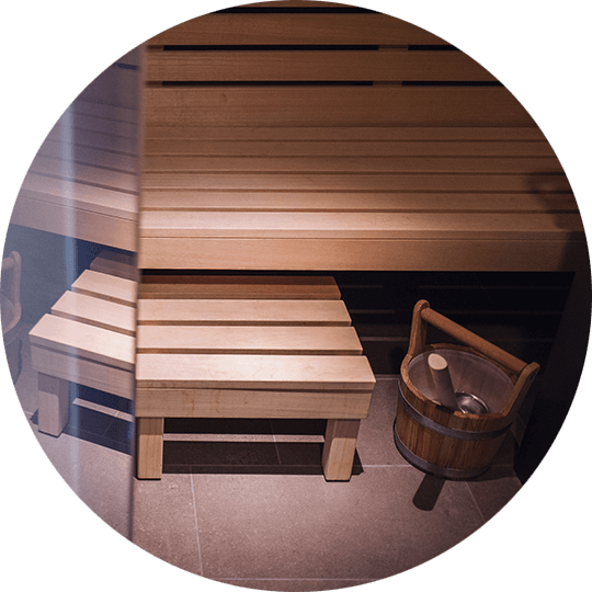 Sauna mit Sitzbank aus Holz