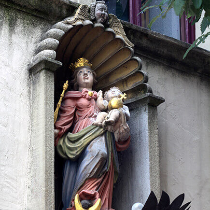Bunte Marienskulptur in der Nische eines Hauses in Bad Mergentheim.
