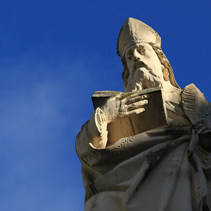 Skulptur eines Bischofs auf einem Brunnen in Bad Mergentheim.