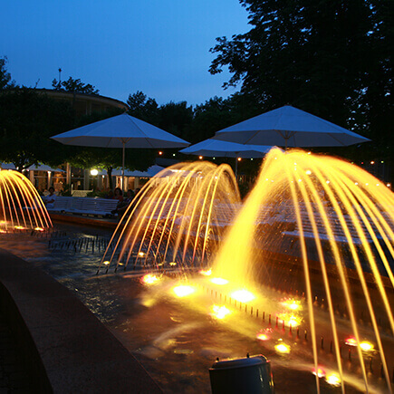 Illuminierte Wasserspiele im Kurpark Bad Mergentheim.