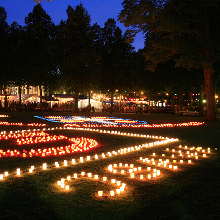 Schriftzug und Stadtwappen aus Kerzen beim Kurparkfest in Bad Mergentheim.