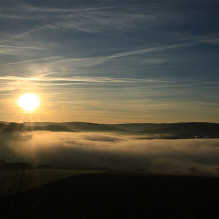 Sonnenaufgang über dem nebligen Taubertal.