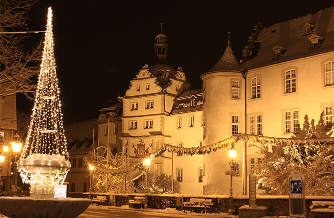 Verschneiter Deutschordensplatz mit Deutschordensschloss in Bad Mergentheim.
