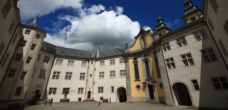 Innenhof des Deutschordensschloss als Panoramabild, mit Eingang des Deutschordensmuseum und Schlosskapelle.