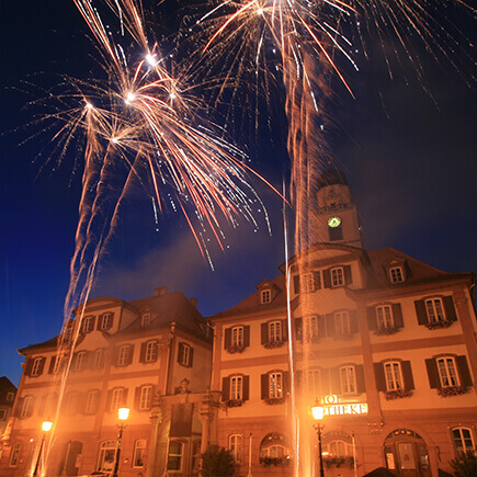 Feuerwerk vor den Zwillingshäusern auf dem Marktplatz in Bad Mergentheim.