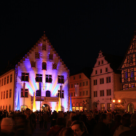 Illuminierter Marktplatz mit altem Rathaus beim Stadtfest Bad Mergentheim.