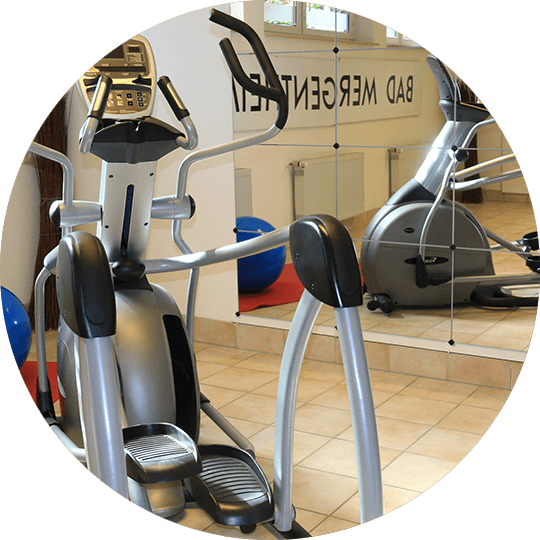 Elliptical Crosstrainer vor großem Spiegel im Fitnessraum des Hotel Alexa Bad Mergentheim